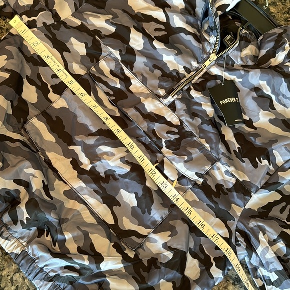 Forever 21 camo nylon quarter zip S NWT - Picture 6 of 8